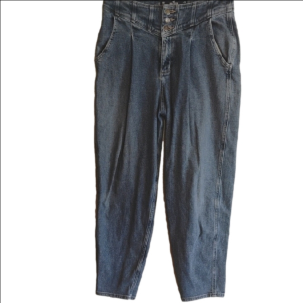 Hollister Ultra High Rise 80s Mom  Jean with Tapered Fit Size 11. Back To School